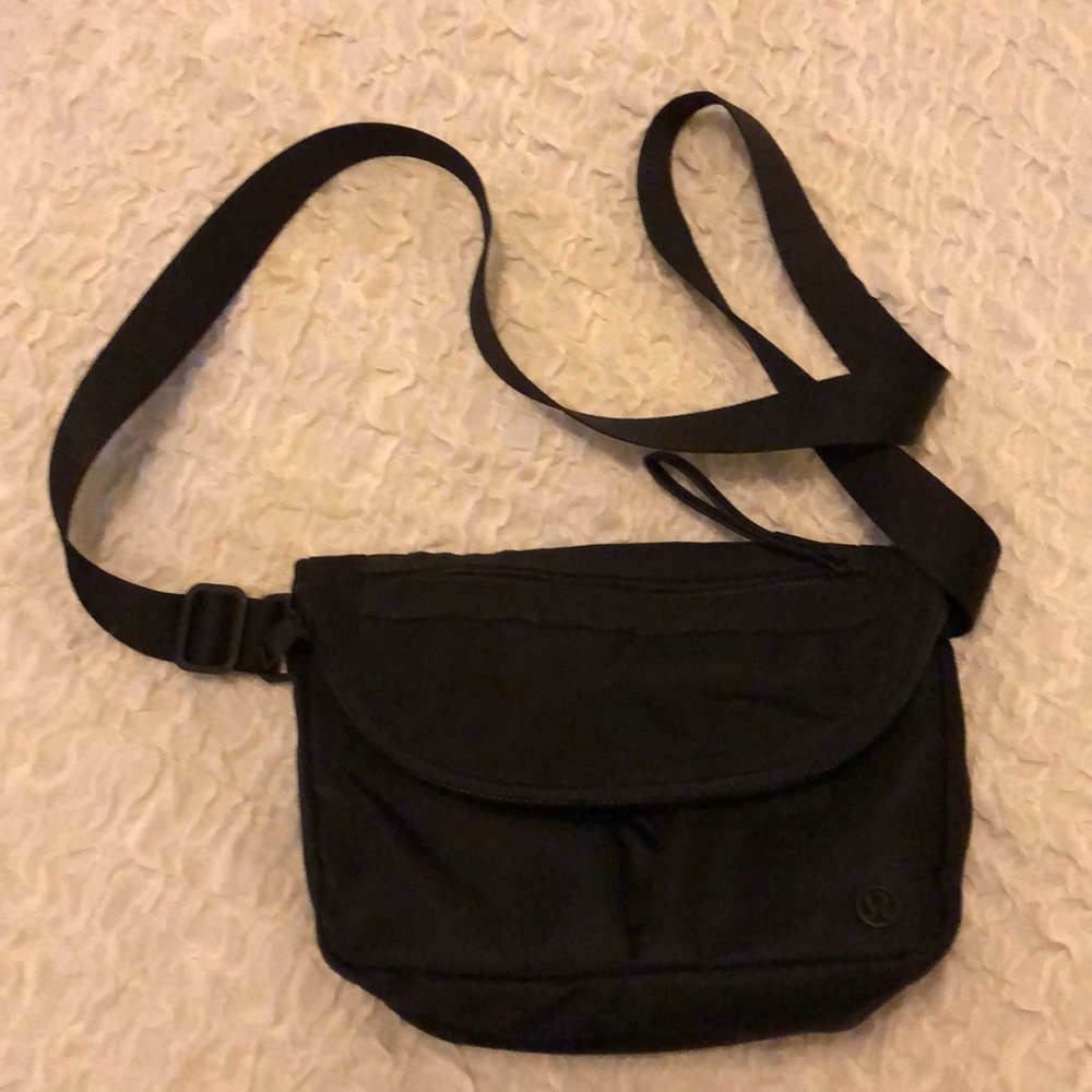 Black lulumon purse
